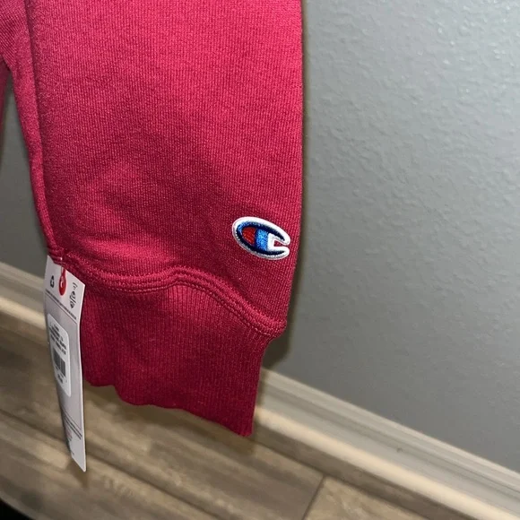 Mens Cozy up with this champion hoodie, cranberry in color with camo writing - Picture 4 of 12